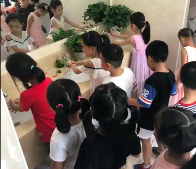 面临繁重的学业杂乱的压力孩子们常常对未来感到苍茫 面临繁重的学业杂乱的压力孩子们常常对未来感到苍茫